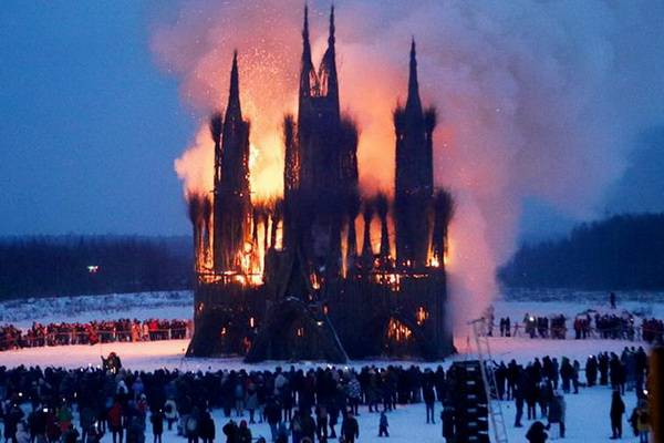Под Калугой вместо чучела на Масленицу сожгли католический собор, РПЦ  возмутилась