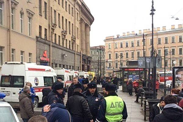 Знаменитости отреагировали в соцсетях на взрыв в метро Санкт-Петербурга
