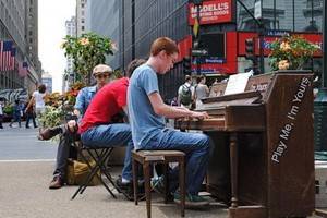 В Лондоне и Нью-Йорке появились десятки уличных фортепиано
