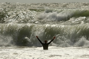 В Таиланде турист из России пошёл купаться во время шторма и утонул