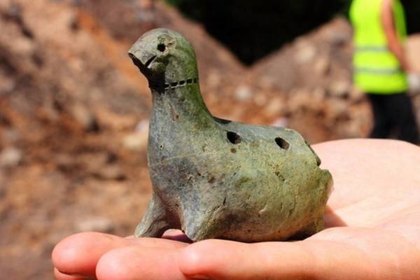 Загадочная находка археологов: глиняная игрушка-динозавр