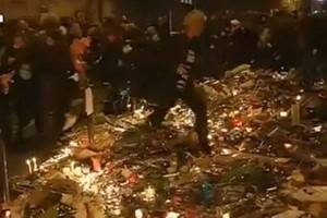 Во время очередной паники в Париже люди давили мемориальные свечи и цветы