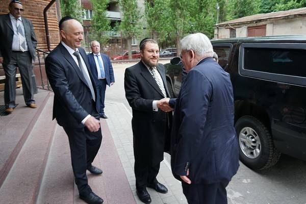 Посол США в России Джон Теффт посетил воронежскую синагогу