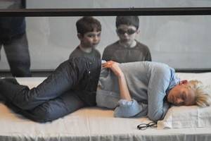 Актриса Тильда Суинтон спит в стеклянном ящике в музее современного искусства