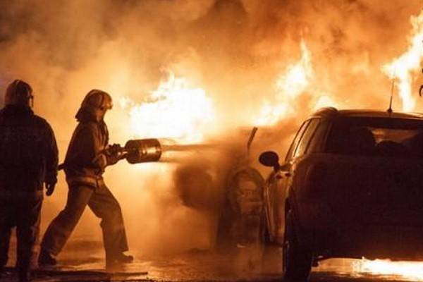 Три автомобиля сгорели ночью на Левом берегу