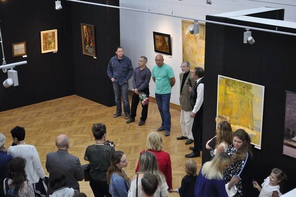 В музее имени Крамского открылась выставка «Три палитры»