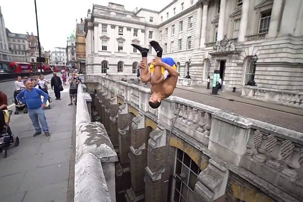 Британский фрираннер показал  в Лондоне фантастический и опасный трюк