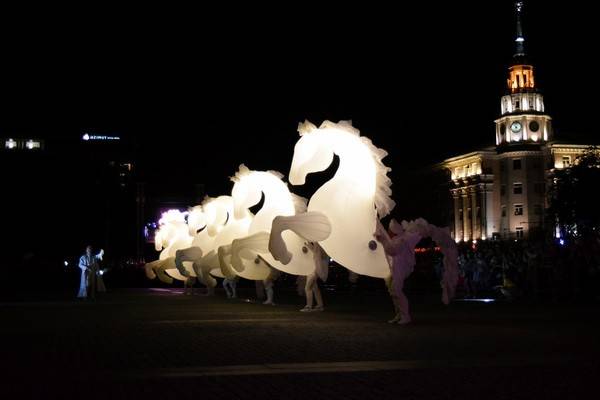 Театральный парад «Летние огни», впервые прошедший в Воронеже  после заката, собрал огромное число зрителей