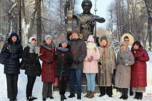 День рождения Владимира Высоцкого отмечают в Воронеже возложением цветов и песенным флешмобом