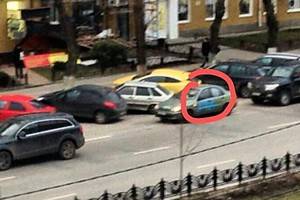 В Воронеже начали разрисовывать краской автомобили, паркующиеся на оживлённых улицах во втором ряду