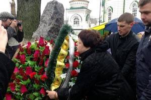 В Первомайском саду открыли памятник в честь юных узников фашистских концлагерей (фото)