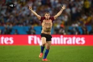 Нецензурная выходка пранкера из России, выбежавшего на поле по время матча Германия - Аргентина