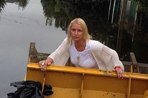 Анастасия Волочкова объяснила, зачем устроила фотосессию на фоне наводнения и человеческой драмы