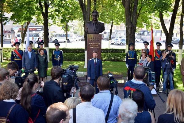 В Воронеже открыли памятник Виталию Воротникову