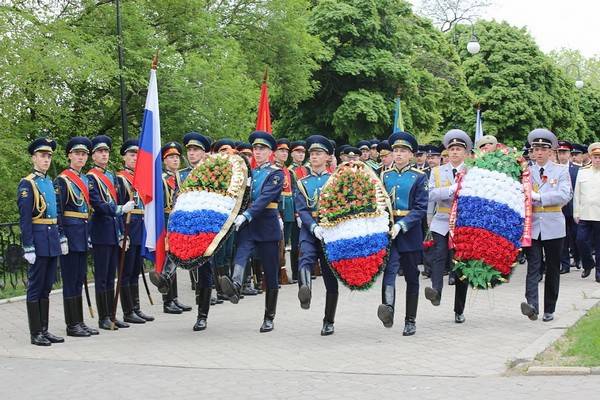 В Воронеже прошла церемония возложения венков к могиле Неизвестного солдата