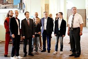 Алексей Гордеев посетил выставку современного искусства «Открыто!» в новом здании ВГАИ на проспекте Революции