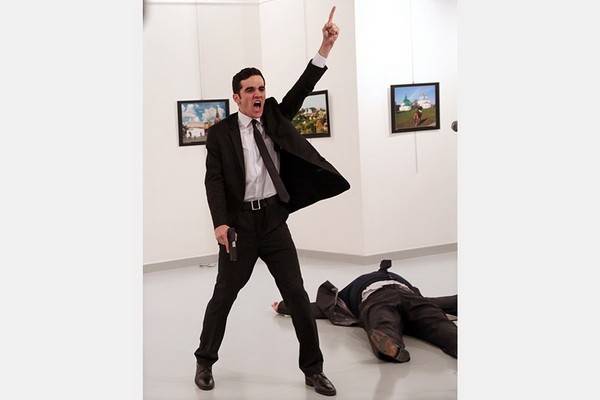 Конкурс World Press Photo назвал победителей, фотографией года признан снимок убийцы российского посла в Турции Андрея Карлова