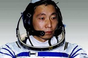 Китайские космонавты едят на орбите  собак