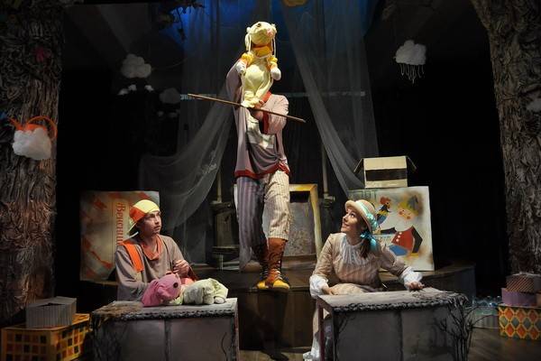В театре кукол «Шут» под занавес сезона показали премьеру спектакля «Зайка и Бычок»