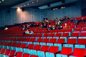 Зрителей в кинотеатрах становится меньше, а выручка растет