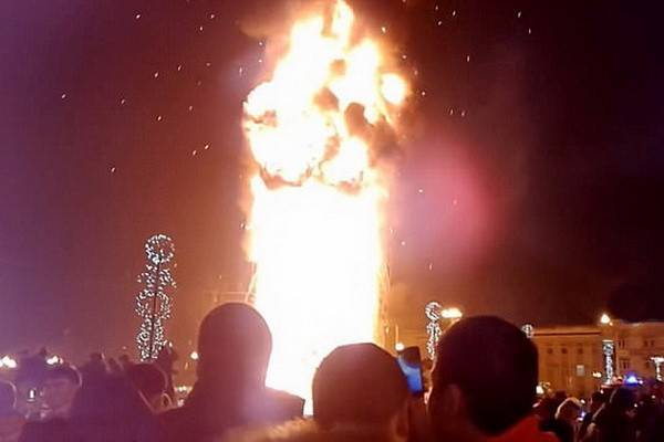 Областная ёлка в Южно-Сахалинске сгорела  за десять минут во время праздничного концерта по случаю Нового года