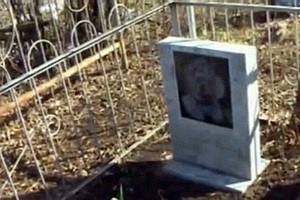 Женщина, похоронившая собаку на человеческом кладбище, обвинена в богохульстве