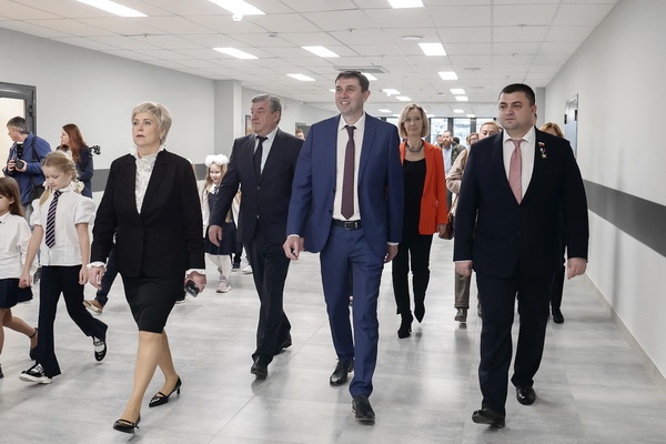 Глава Воронежа Сергей Петрин принял участие в открытии реконструированного здания средней школы № 45