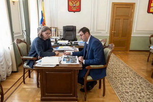 Фотохудожник Андрей Парфёнов представил главе Воронежа Сергею Петрину альбом, посвящённый городу