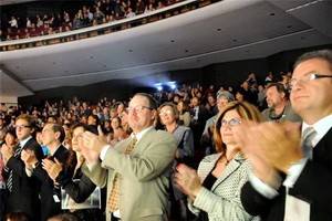 Почему мы аплодируем в театре?