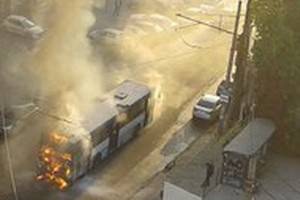 В Воронеже на остановке Платонова сгорел пассажирский автобус
