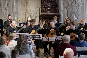 Гитарный оркестр «Большое баррэ», победив на конкурсе в Москве, выступил в замке Ольденбургских