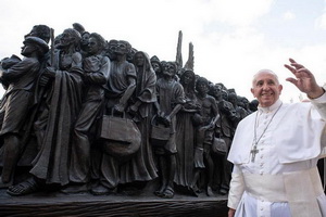 Папа Франциск презентовал скульптурную группу мигрантов на площади Святого Петра