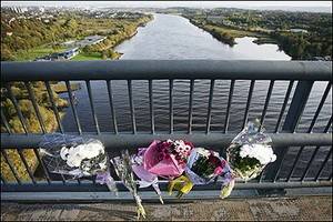 Толпа спровоцировала самоубийцу на смертельный прыжок с моста