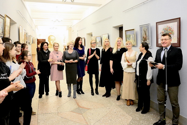 В ректорской галерее Воронежского медицинского университета открылась «женская» выставка «Весенний калейдоскоп»
