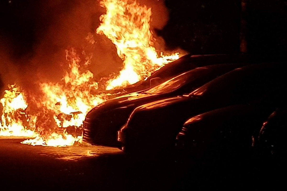 Караван горит. Пожар горит машина ночью.