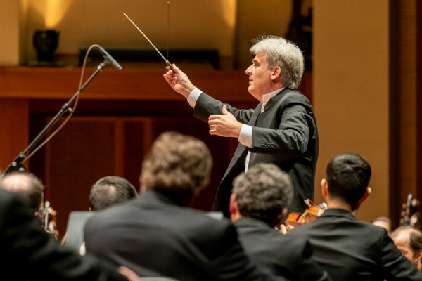 Руководитель Сиэтлского симфонического оркестра подал в отставку, сославшись на угрозы