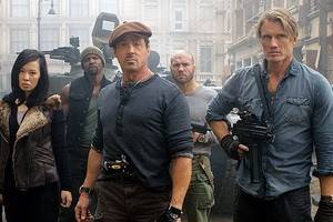 Фильм «Неудержимые 2» собирает немного, но остается лидером проката США