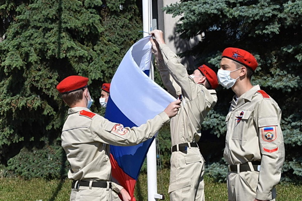 Губернатор распорядился начинать занятия в школах с поднятия флага Российской Федерации