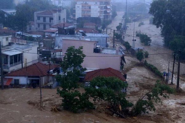 Невиданные наводнения убивают туристов и местных жителей в Турции, Греции и Болгарии