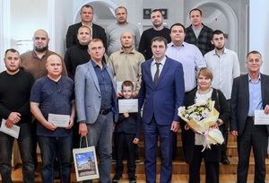 Глава Воронежа Сергей Петрин вручил ключи от квартир девятерым работникам комбинатов благоустройства