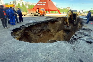 Ликвидация последствий коммунальной аварии у пирамиды затягивается