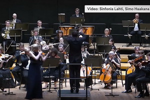 Дирижёр выбил старинную скрипку из рук скрипачки по время концерта классической музыки