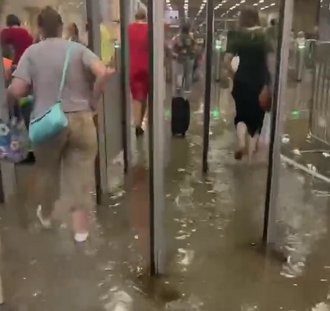 Что случилось на салатовой ветке. Метро затопило. Потоп в метро. Потоп в Московском метро. Потоп в метро в Москве.