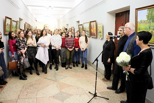 Выставка Лолиты Серебрянской-Симонян открылась в Воронежском медицинском университете