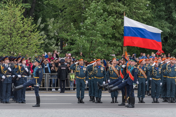 Воронеж отметил День Победы парадом и шествием «Бессмертного полка»