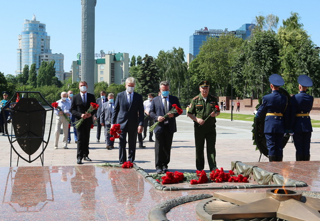 Возложение цветов к памятнику 2024. Возложение цветов к памятнику неизвестного солдата. Венки к памятнику. Возложение цветов 22 июня 2021. Возложение венков на 9 мая.