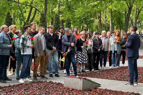 Камерный театр возложил цветы к могилам красноармейцев, чекистов и фронтовиков