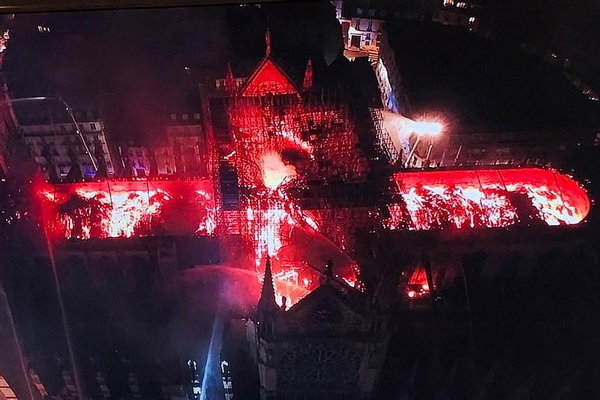 Собор Парижской Богоматери сгорел, на реставрацию уйдут десятилетия