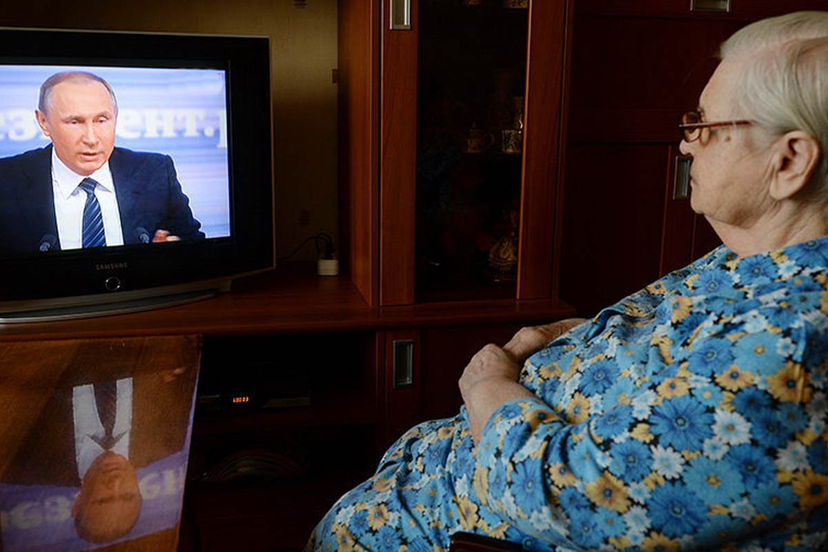 Телевизор смотрю вести. Пенсионер у телевизора. Бабка у телевизора.