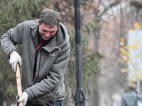 Мэр Сергей Петрин посадил деревья в сквере в центре Воронежа